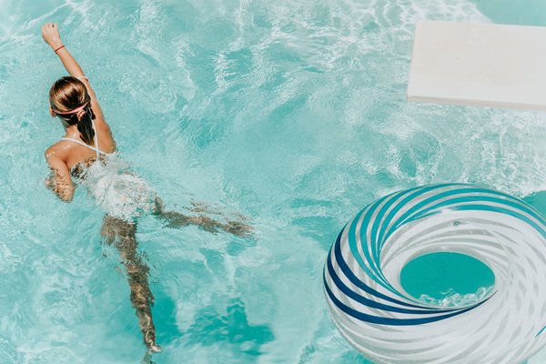 Quels sont les avantages d'un hôtel avec piscine pour un séjour rafraîchissant ?