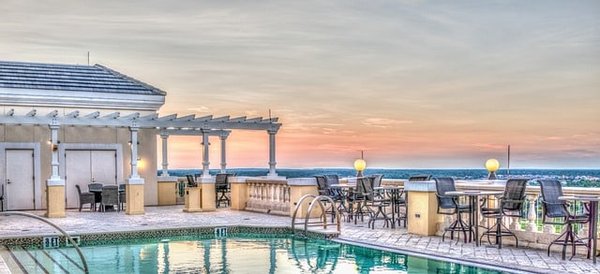 Pourquoi préférer un camping de luxe avec piscine privée plutôt qu'un hôtel de luxe ?