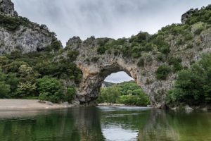 Le site de camping de luxe à Ruoms, Ardèche, avec hébergements haut de gamme et activités variées