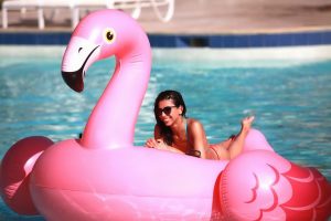 La joie d'une piscine en bord de mer 
