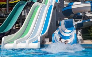 Un camping avec piscine et activités nautiques.
