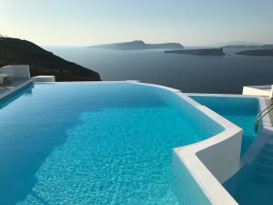 Une belle piscine chauffée pour en profiter toute l'année.
