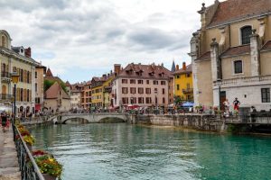 Les campings aquatiques à Annecy, pour des vacances au bord de l'eau entre lac et montagnes