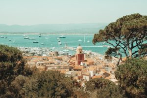 Un camping situé entre Saint-Tropez et Ramatuelle, offrant un accès direct aux plages méditerranéennes et des services de qualité pour des vacances de rêve.